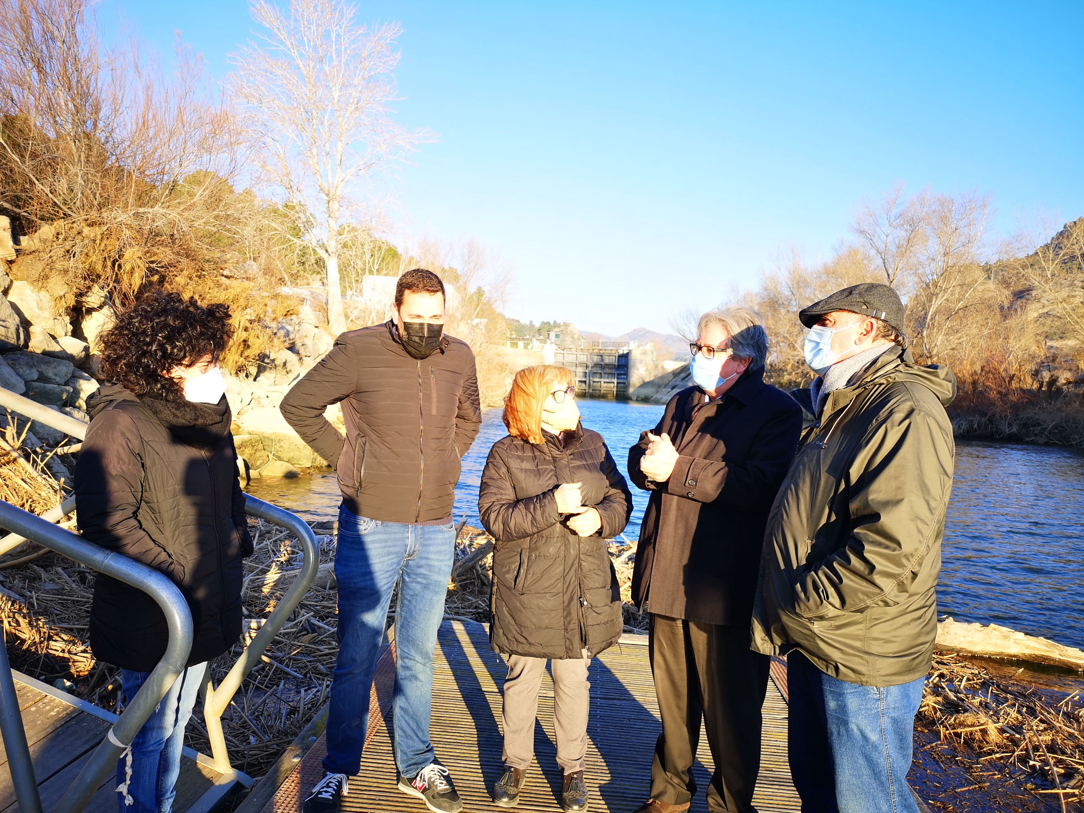 El president del COPATE, la vicepresidenta de l'àrea de Salubritat, l'alcalde de Xerta i els tècnics del COPATE a l'embarcador de Xerta