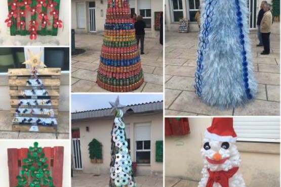 Diferents arbres de nadal amb materials reciclats