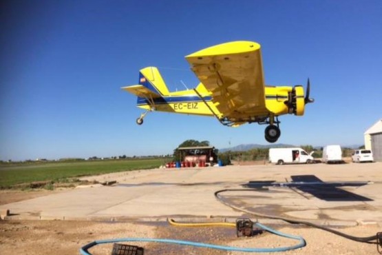 Avioneta fent les feines del tractament contra el mosquit