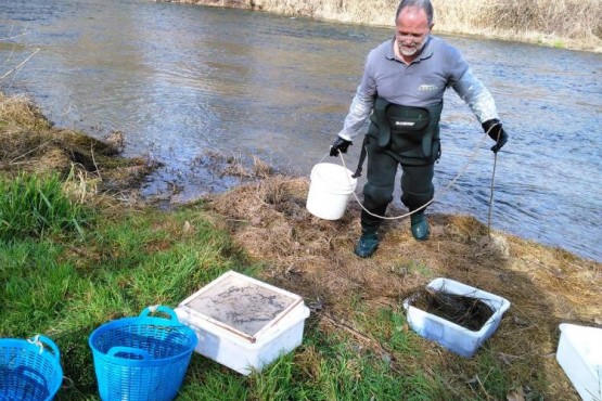 Operàri realitzant treballs de mostreig al riu