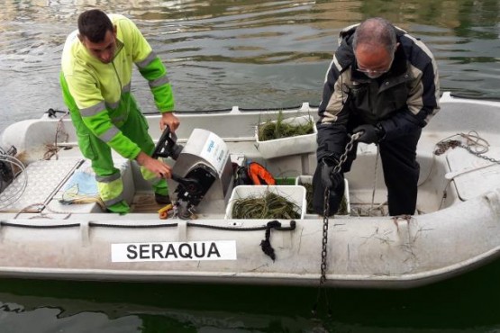 Operaris en una llanxa durant les tasques de mostreig