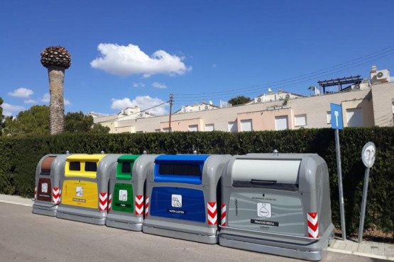 Imatge de contenidors de residus selectius al carrer