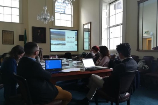 Assistents a la sessió durant una presentació digital