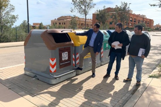 EL president del COPATE junt amb alguns tècnics davant d'un contenedor de fracció orgànica