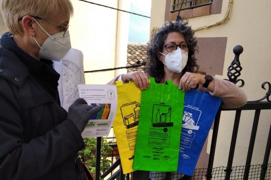 Les comunicadores ambientals distribueixen les bosses de ràfia a les llars