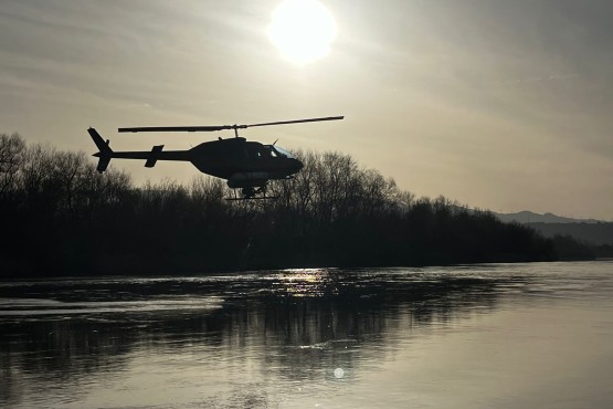 Helicòpter encarregat de distribuir el tractament al riu per a la mosca negra