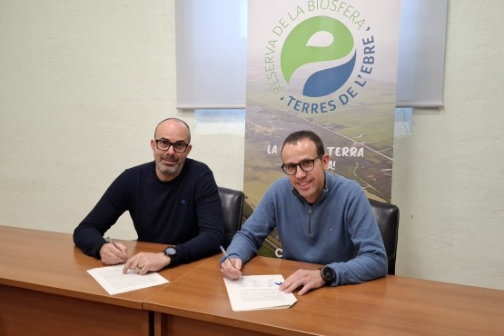 Signatura de l'acord per part del president del COPATE i el president del Patronat de Turisme.