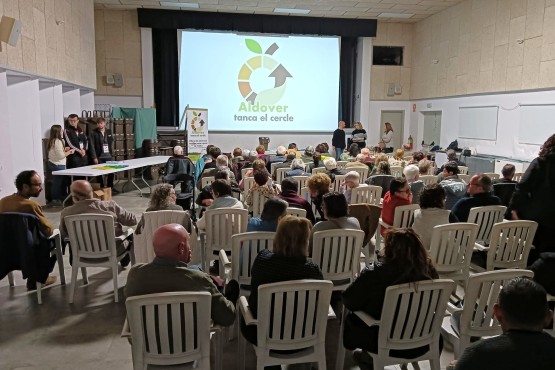 Imatge de la ciutadania d'Aldover assistint a la sessió informativa de la campanya de millora del Porta a porta de la fracció orgànica