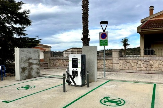 Imatge del carregador de 50 kW instal·lat al municipi de Batea, a la Terra Alta