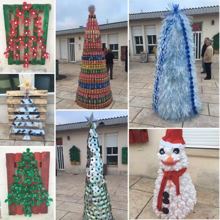 Diferents arbres de nadal amb materials reciclats