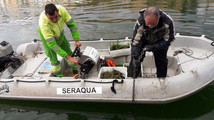 Operaris en una llanxa durant les tasques de mostreig