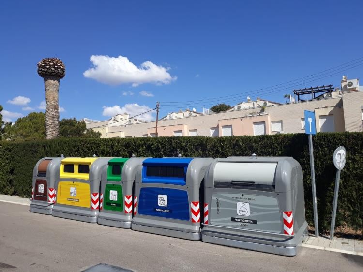 Imatge de contenidors de residus selectius al carrer