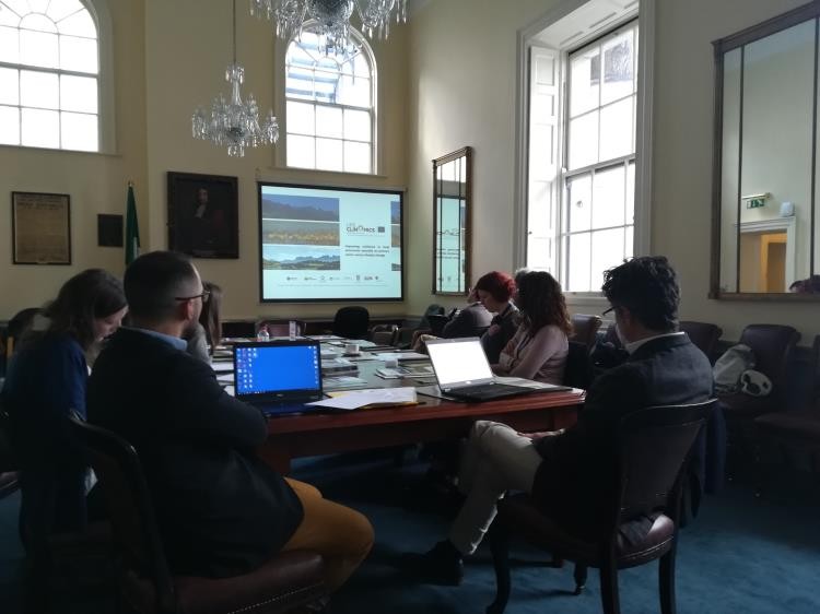 Assistents a la sessió durant una presentació digital