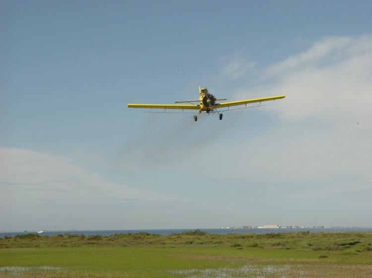 Avioneta realitzant tasques de salubritat