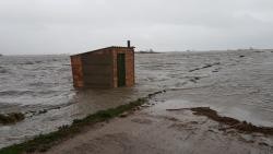 Imatge d'una barraca envoltada d'aigua com a conseqüencia del temporal Gloria