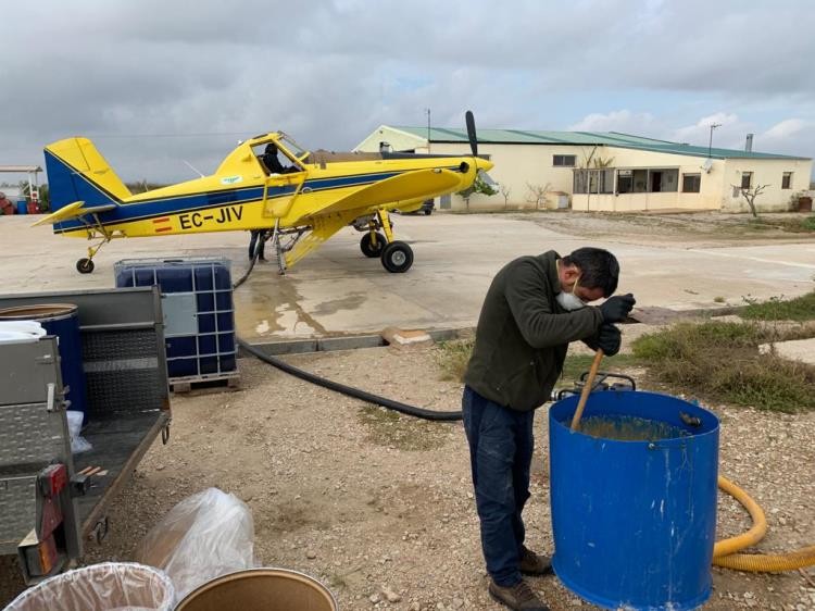 Tècnic del COPATE amb mascareta realitzant tasques de salubritat