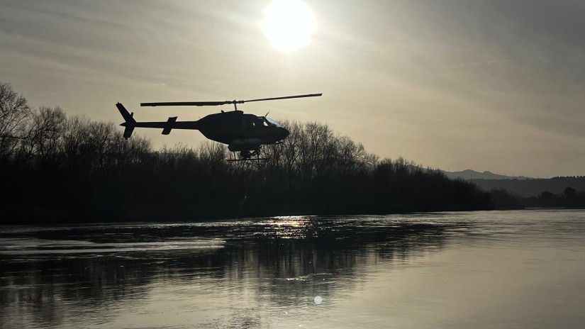 Helicòpter encarregat de distribuir el tractament al riu per a la mosca negra