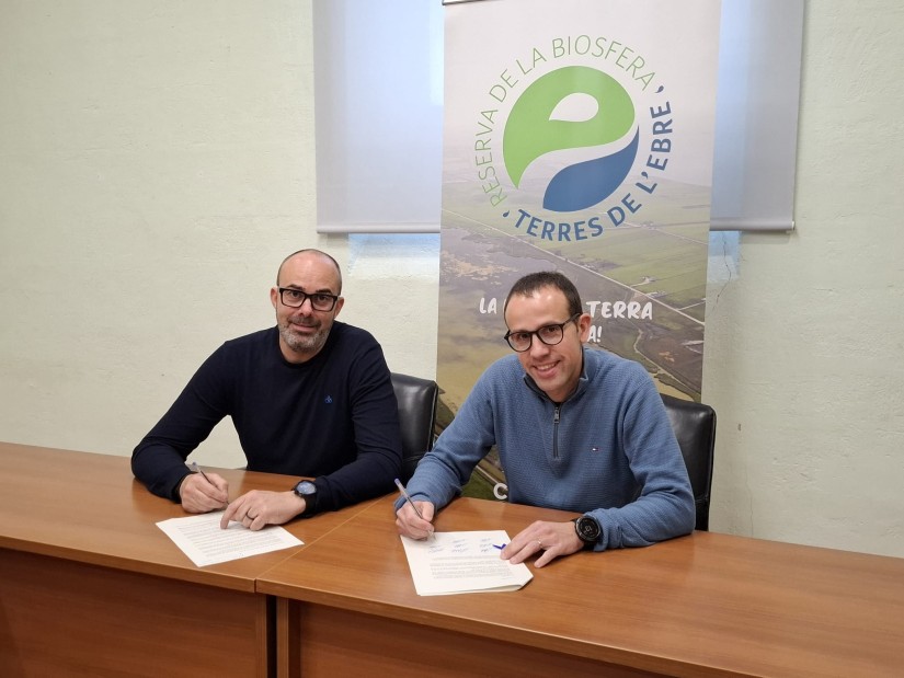 Signatura de l'acord per part del president del COPATE i el president del Patronat de Turisme.