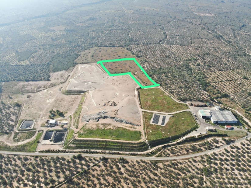 Vista aèria de les instal·lacions de tractament de residus del Mas de Barberans, amb detall de la zona on es durà a terme l'ampliació de l'abocador.