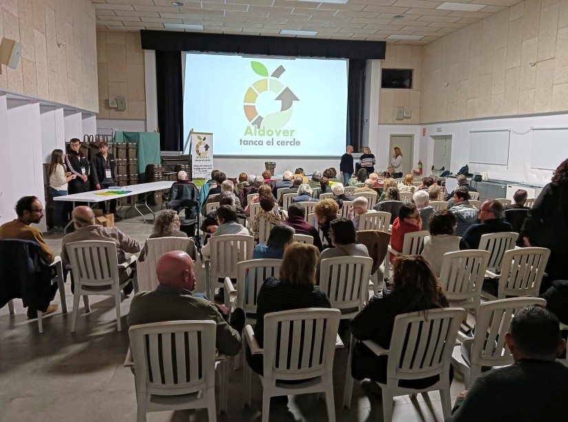 Imatge de la ciutadania d'Aldover assistint a la sessió informativa de la campanya de millora del Porta a porta de la fracció orgànica