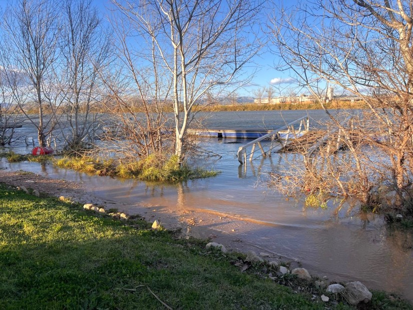 Detall de la crescuda del riu Ebre al seu pas per Amposta