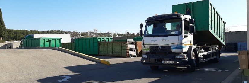 Imatge d'un camió a la deixalleria de La Sénia