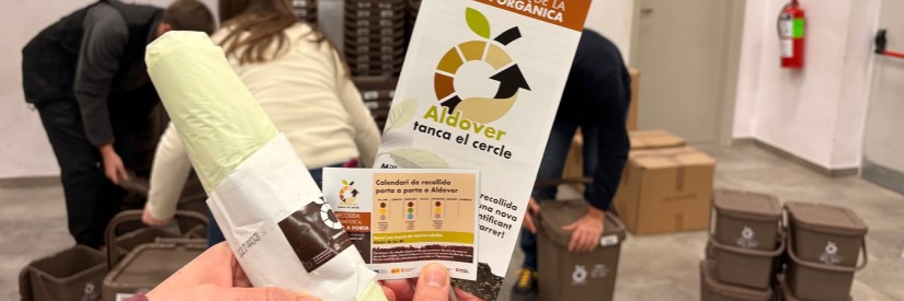 Material de campanya que s'ha repartit a la població: cubell identificat, tríptic informatiu, bosses compostables i imant de freqüències de recollida
